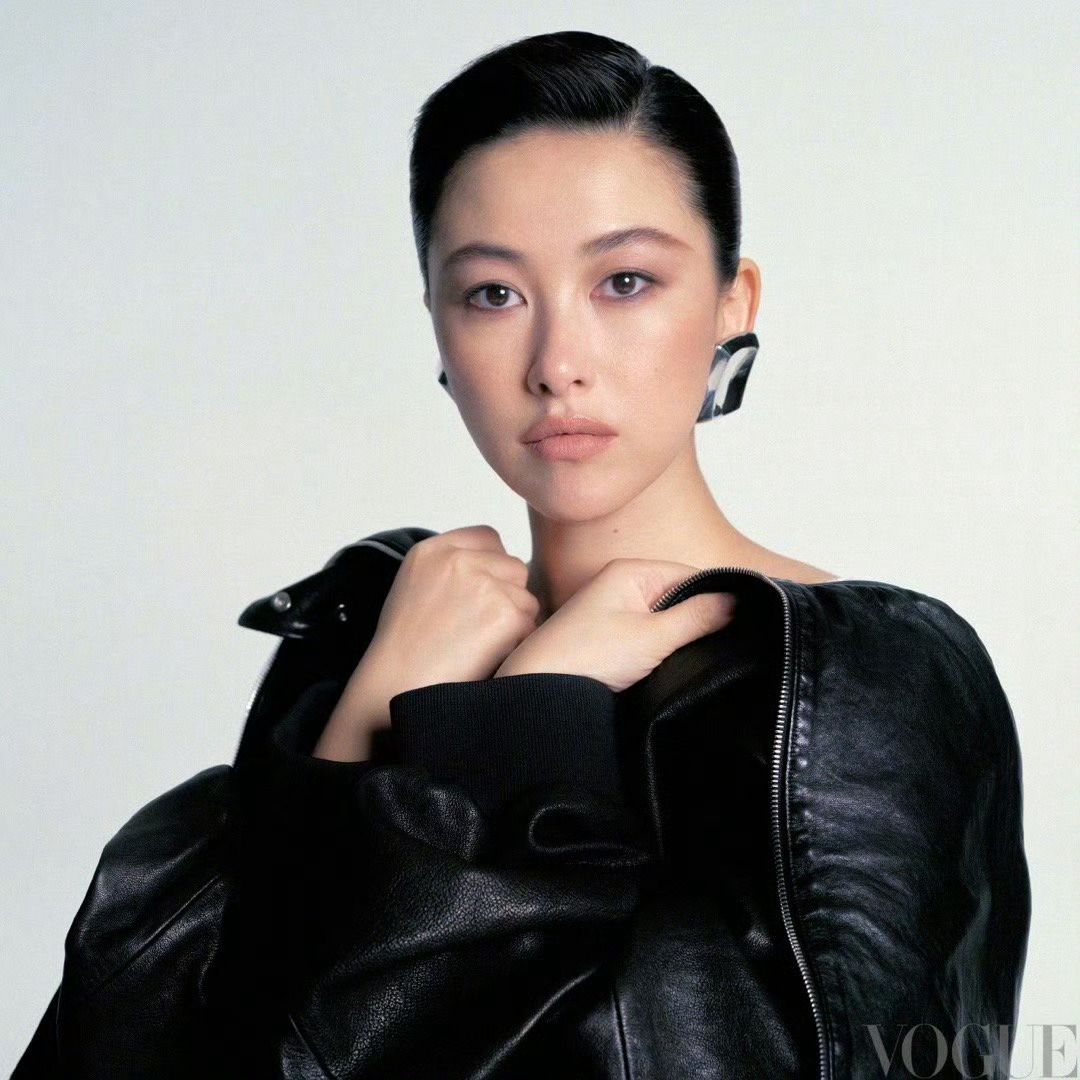 朱珠惊喜亮相VOGUE 2025一月刊大片。以明艳大美女形象深入人心的她这次用利