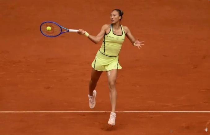 【郑钦文复出之战，2比1逆转战胜前澳网冠军肯宁】北京时间4月24日，WTA100