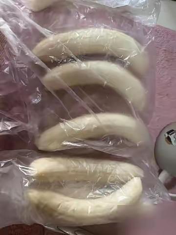 早市买了几把这种长条馒头，白白胖胖、一根有小臂长，撕开一层一层的，带着麦香和回甜