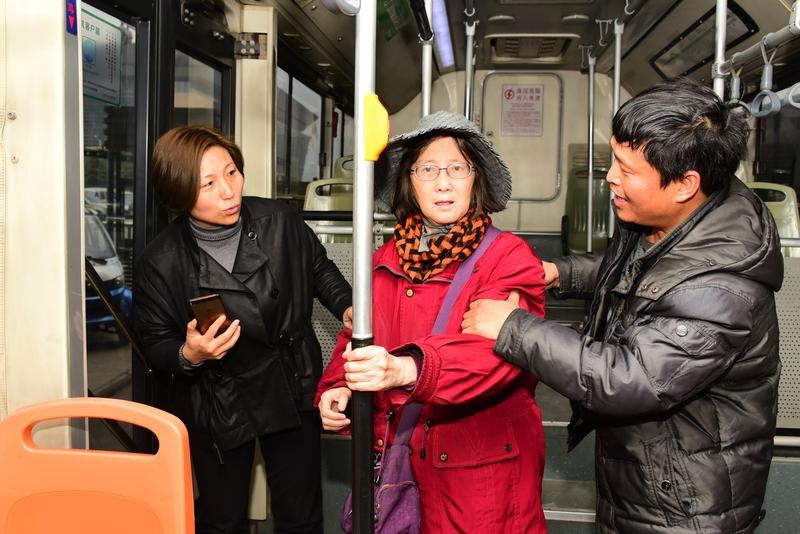 65岁黄子华称到死都不用老年公交卡这一言论一出，瞬间在网络上引发了轩然大波。很多