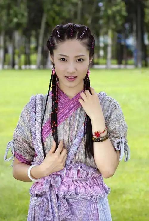 少包三的女主小蛮，颜值不能说丑，但也不算很出众。
然而少包三的女二是这样的——
