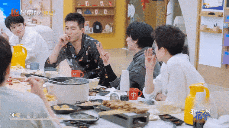 不得不说，何老师总能给我们带来惊喜！何炅被奥尼尔抱起来好像AI特效 这画面，我愿