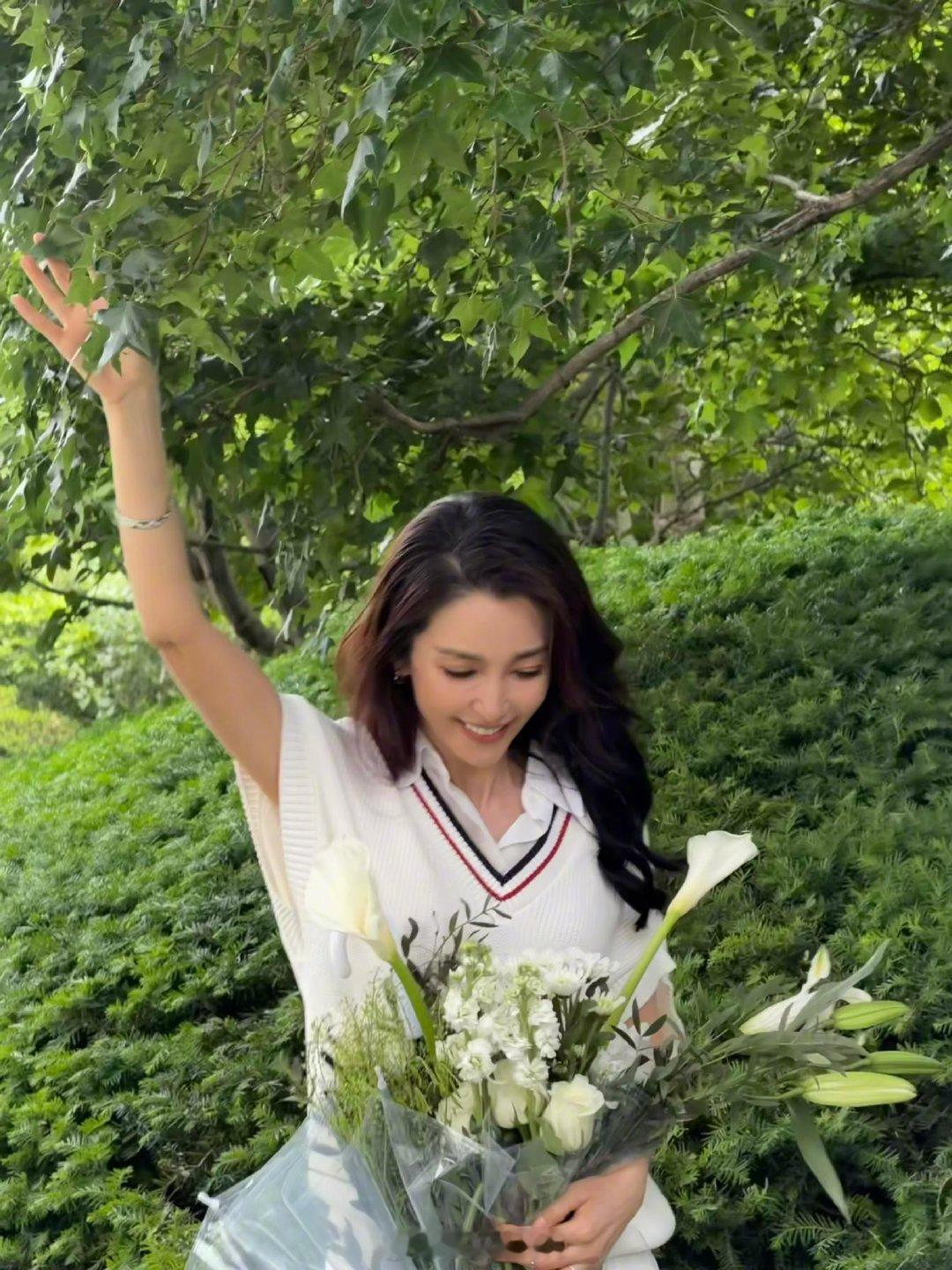 带我妈妈去见李冰冰啦特意带着妈妈奔赴现场见偶像，终于近距离见到李冰冰本人，气质状