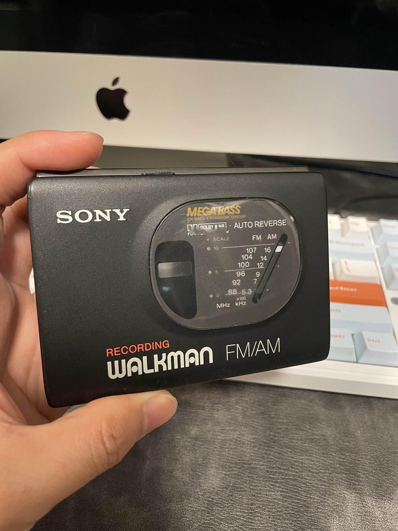 今天在广州鬼市花了5块钱淘的索尼随身听，黑壳子上的字还很清楚，有个大大的“WAL