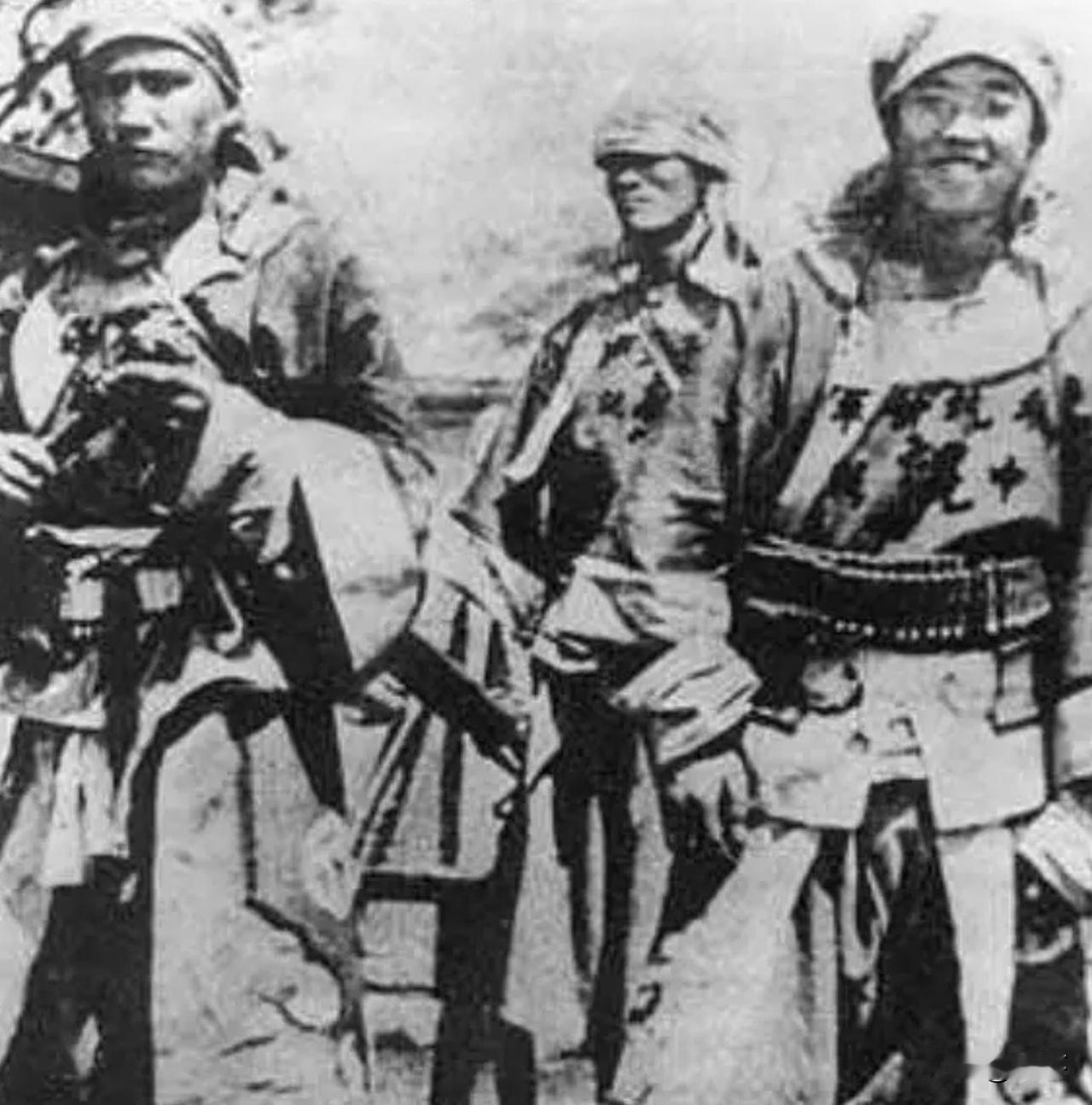 如何评价义和团呢？
当刺刀捅破国门，当洋教蚕食乡土，一群衣衫褴褛的百姓，攥紧了拳