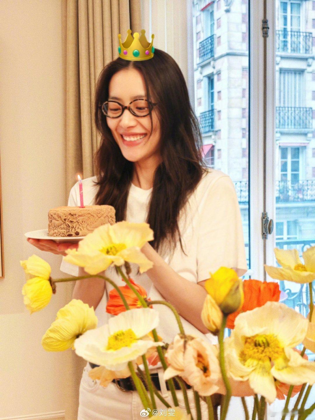 刘雯38岁了刘雯38岁生日发文 刘雯38岁生日发文，完全看不出年龄，果然自信又开