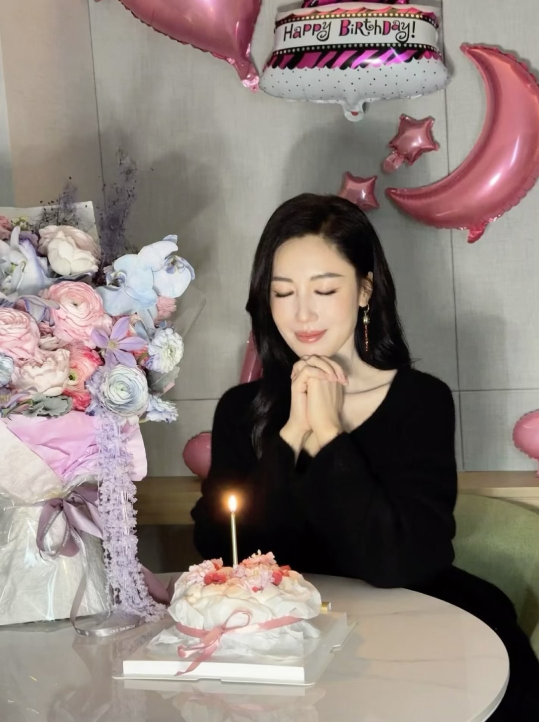 李施嬅分享“生日庆祝第三站： 長沙谢谢芒果的🏆，家人们，朋友，粉丝。  都是最