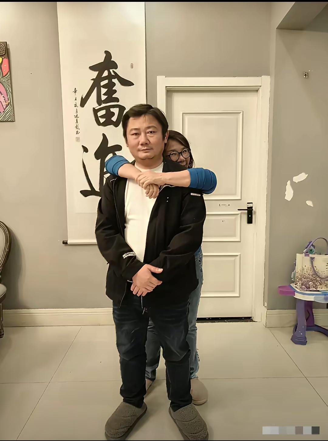 张雪妈妈何琼晒出与张雪的合影！厦门大学毕业，现在是一个作家！

虽然在张雪小时候