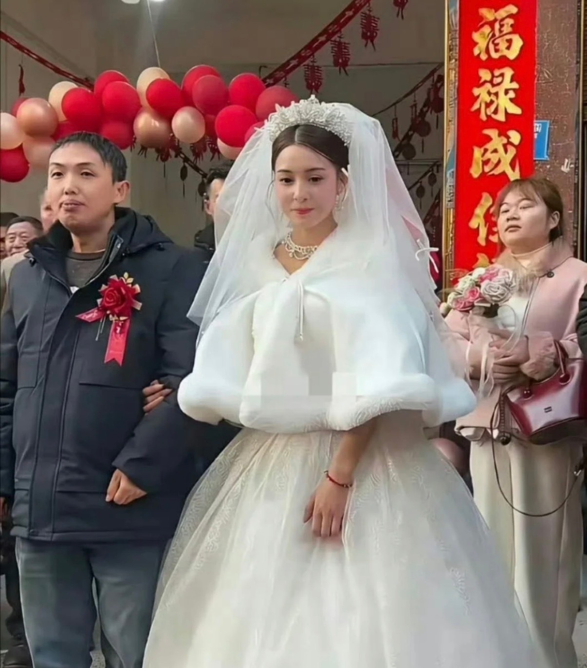 新郎，这是娶了一个迪丽热巴过来呀？改善基因的好机会来了 