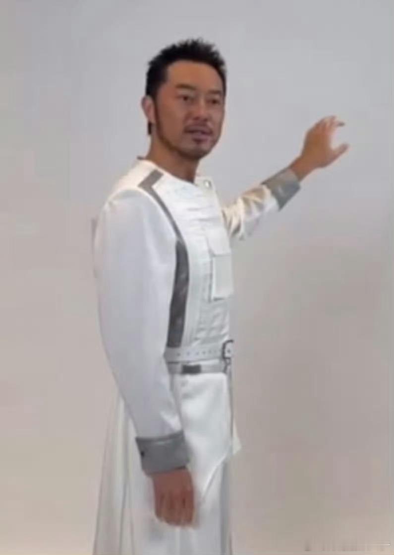 奔跑吧为沙溢的肤色操碎了心沙溢的肤色成了节目组的“重点保护对象”，道具组还特意备
