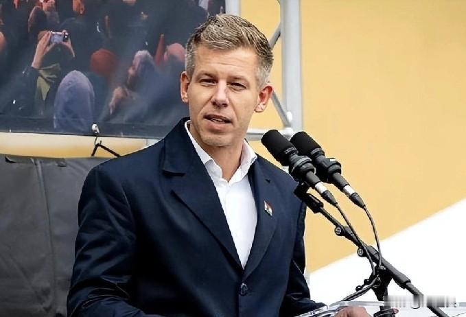 匈牙利的欧尔班在大选中失败。12日，匈牙利总理欧尔班在执政匈牙利16年后被马扎尔