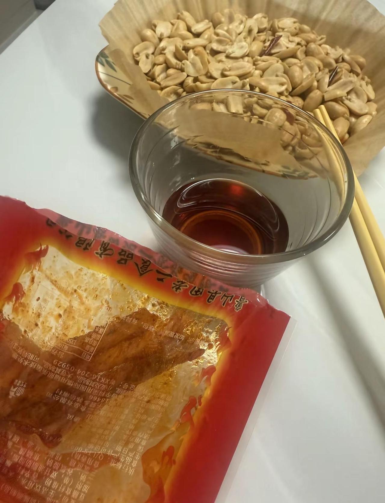 如今也学会了端起酒杯，后来才知道，能释放情绪的，不止眼泪，还有酒杯的酒