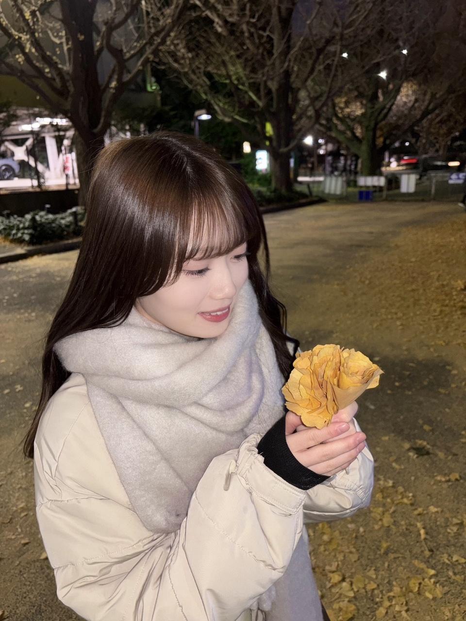 愛宕心響「銀杏並木に行ってきました🍁 お花作ってブーケにしてみたよ〜♡兵庫に住