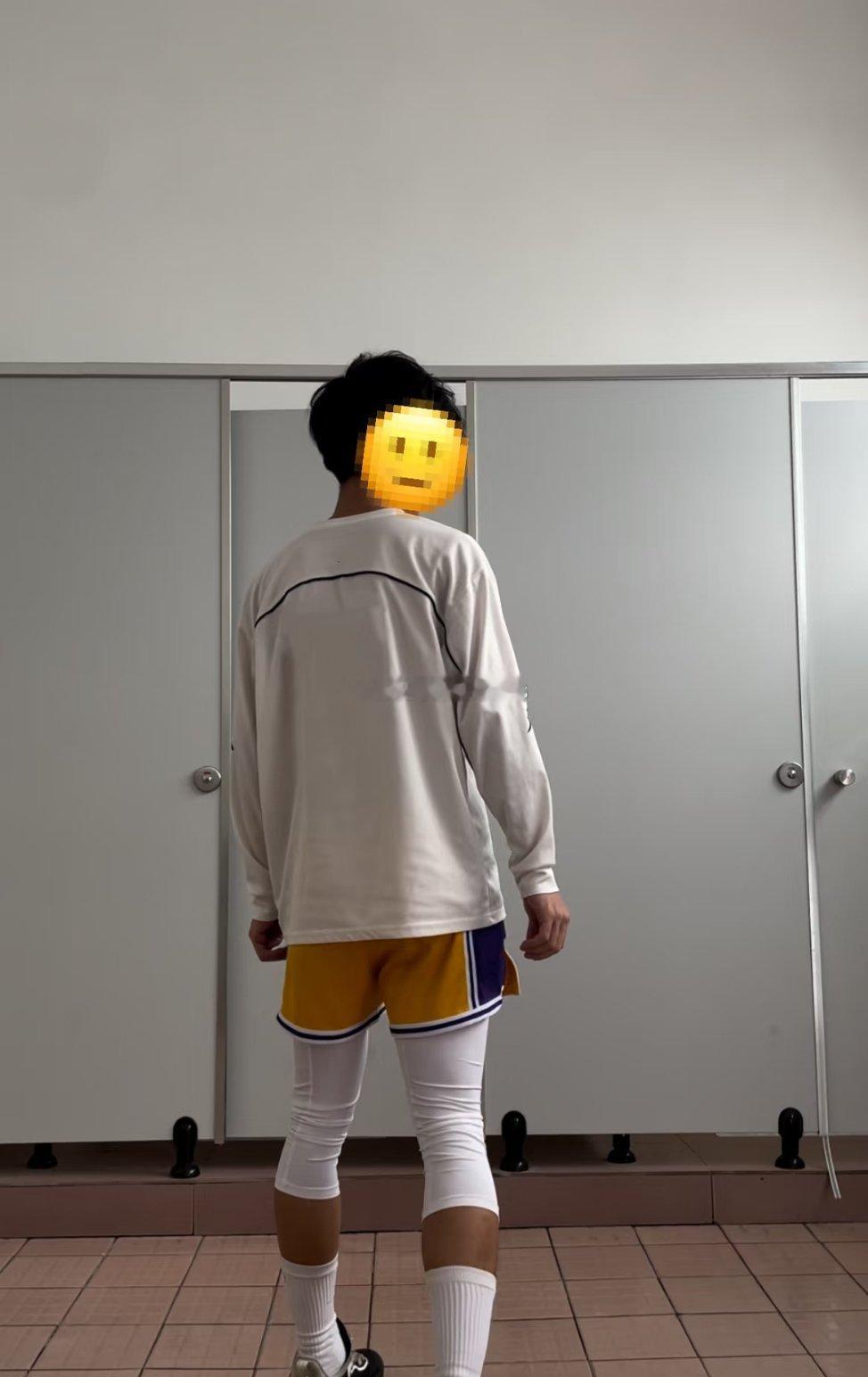 这种一看就是修勾穿训练服装的形态气质有点内收，不自信也没有体型撑起来体育生还是很