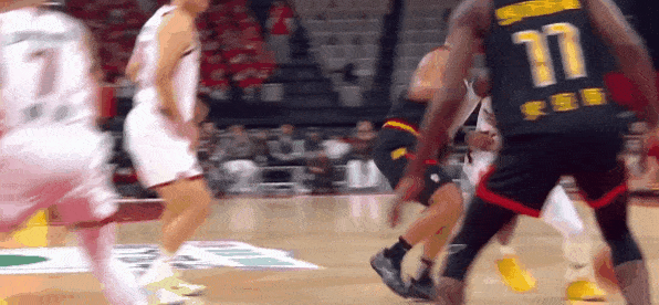 贺希宁和迪亚洛打起来了，双方互相推搡还好控制住了




深圳对阵山西比赛中，贺