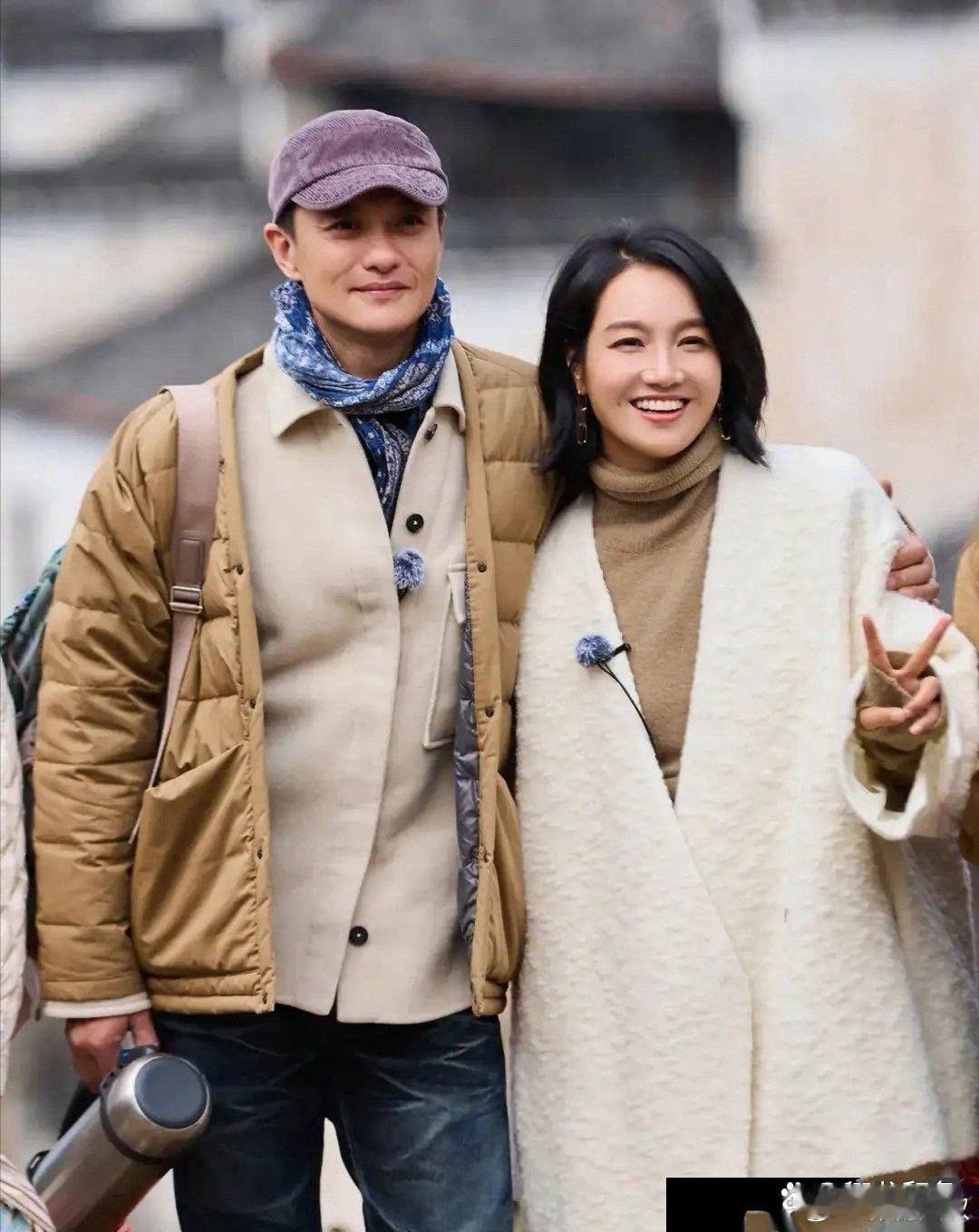 朱丹与爱人同着情侣装现身，举手投足间爱意满溢。他们相视而笑，眼神里尽是宠溺与深情