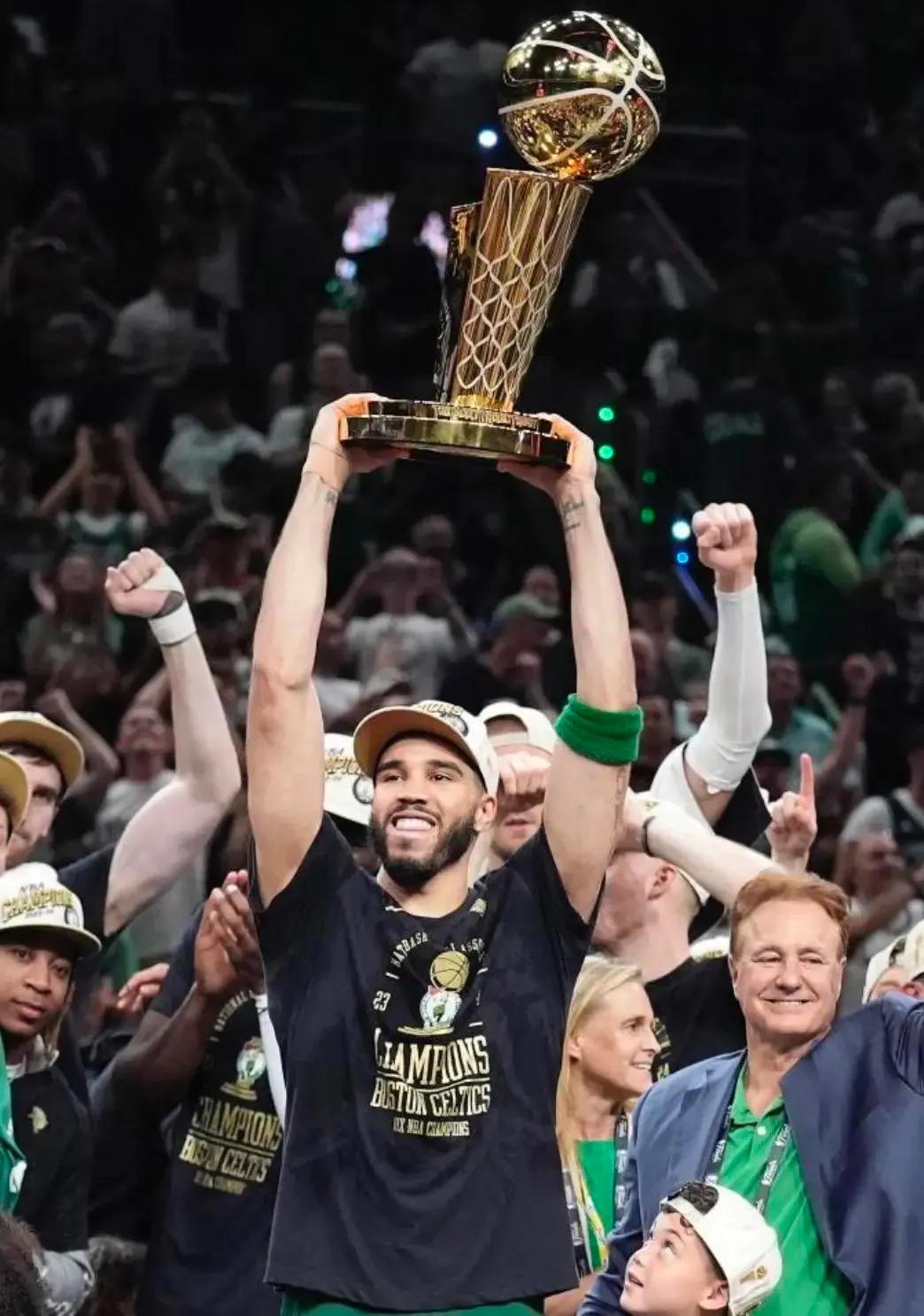  NBA历史最大合同诞生！据名记Woj报道，凯尔特人即将为杰森-塔图姆送上一份5