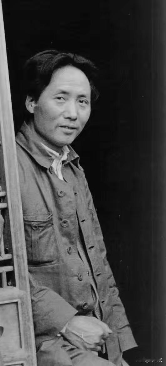 长征抵达陕北时，历经重重磨难与长期排挤打压的毛主席（图一），面容仍清瘦憔悴，但目