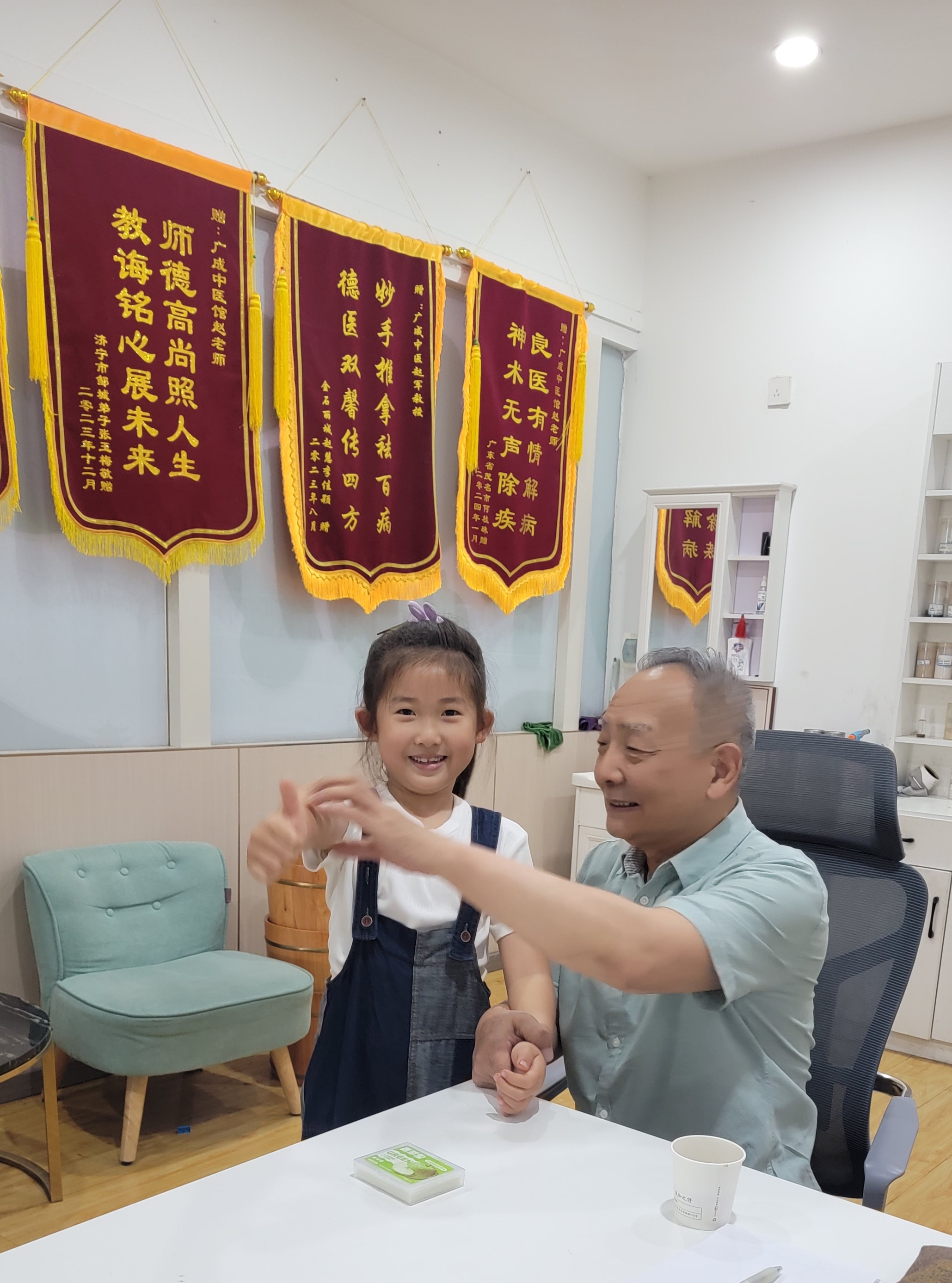 五府养生·小儿成人通用按揉心法（气、火、精、风 四要穴，极简实操）1. 中府｜储