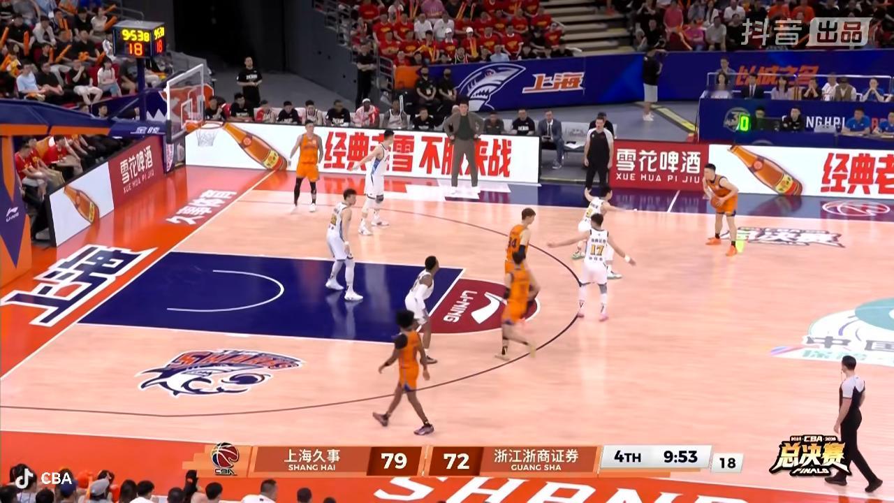 三节比赛结束了！主场作战的上海久事男篮依然领先！

         刚刚结束的