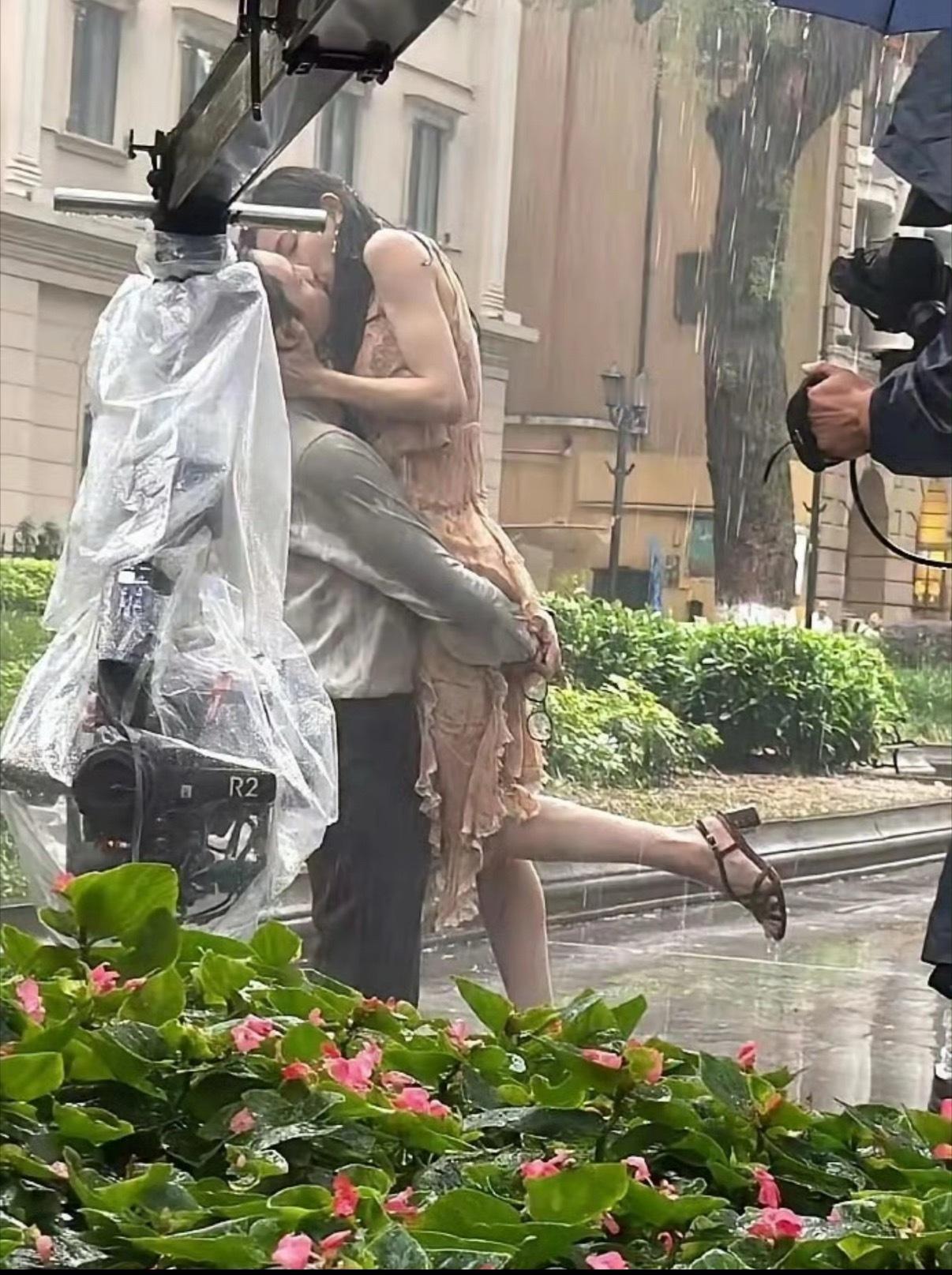 陈伟霆钟楚曦《爱情慢慢》也太敢拍了！何穗看了不伤啊 