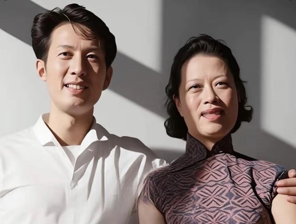 他所塑造的银幕形象，几乎是影迷刻在骨子里的银幕记忆。站在他身边这位女士，肯定许多