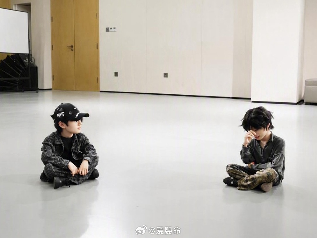我完全被这个大头小手办萌的说不出话了[抓狂][抓狂] ​​​