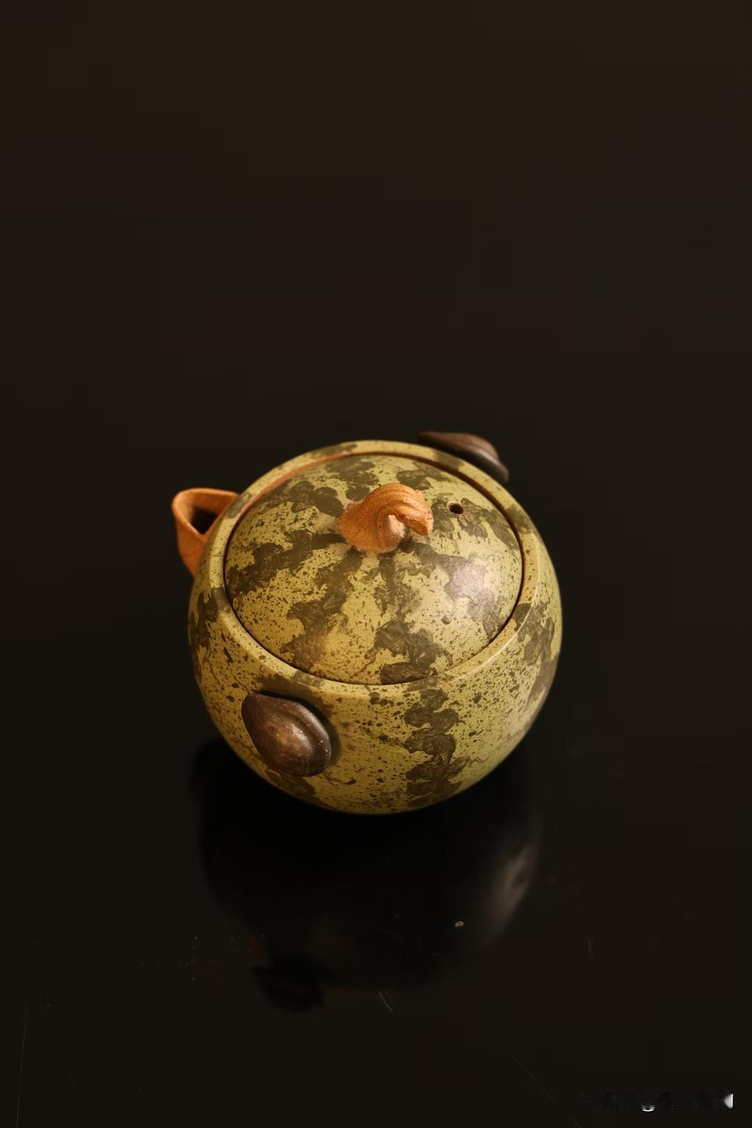 ‖ 夏日特供 · 可泡茶的西瓜 ‖
壶钮蜷着未舒展的藤须，壶身纹路是阳光的刻度，