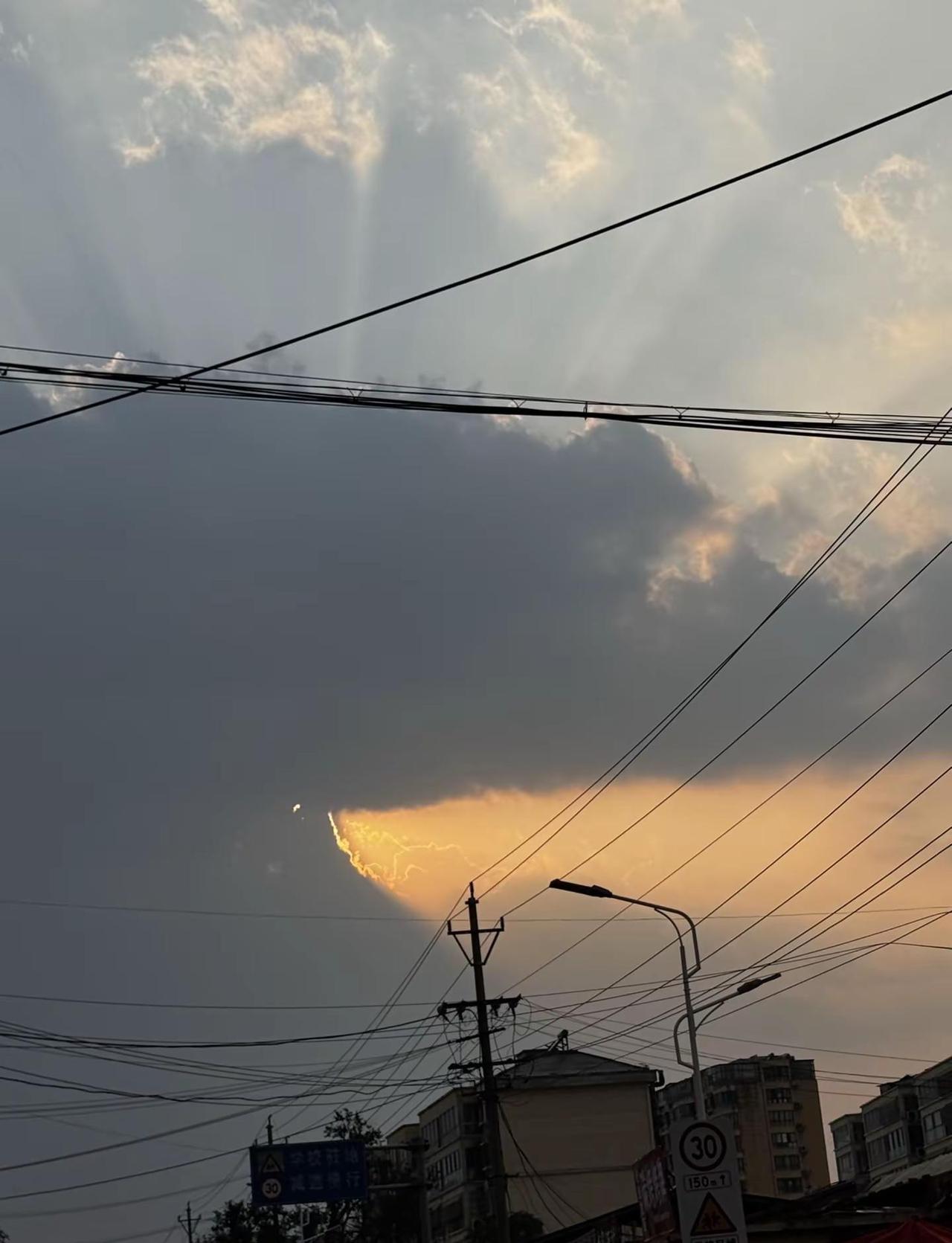 下班就是好 头也不晕了 人也不累了。天空收藏爱好者 随拍天空 每天不一样的云 天