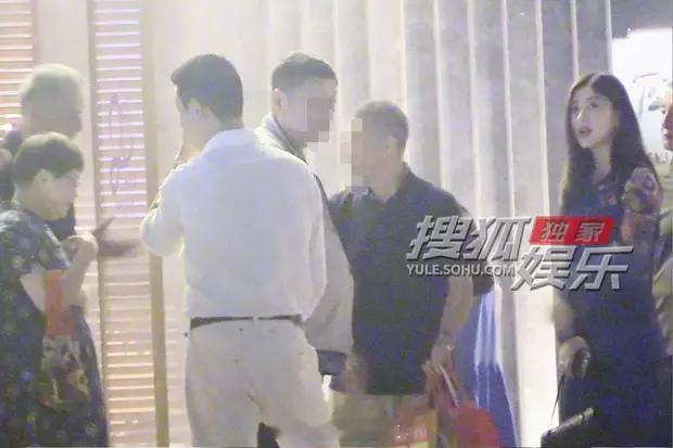 朱珠一家三口与亲友聚餐路透图 ​​​