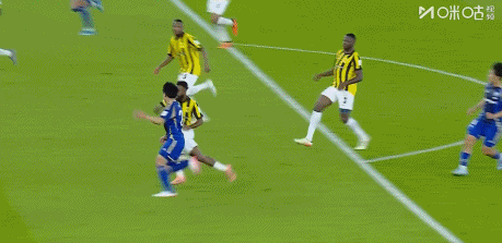 沙拉希利赛后冲进场内冲撞马宁 （图1）林幸多郎踢到对方门将的眼角，被出示黄牌（图