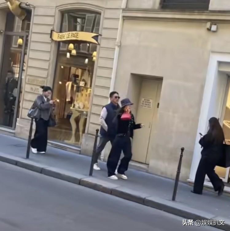 刘强东和章泽天漫步于巴黎街头。
夫妻还是夫妻，默契度和恩爱度不减，即使外面八卦新