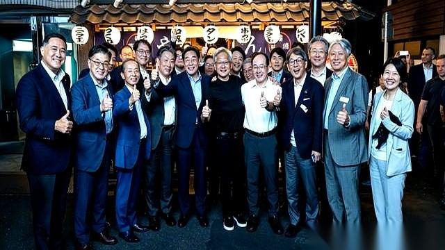 谁能想到，老黄穿着他那标志性的黑皮衣，刚钻进东京神田一家不起眼的居酒屋喝了顿酒，
