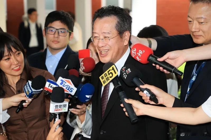 这个“台独”顽固分子，上任后首度露面，说了什么？
解放军在23-24日举行了环台