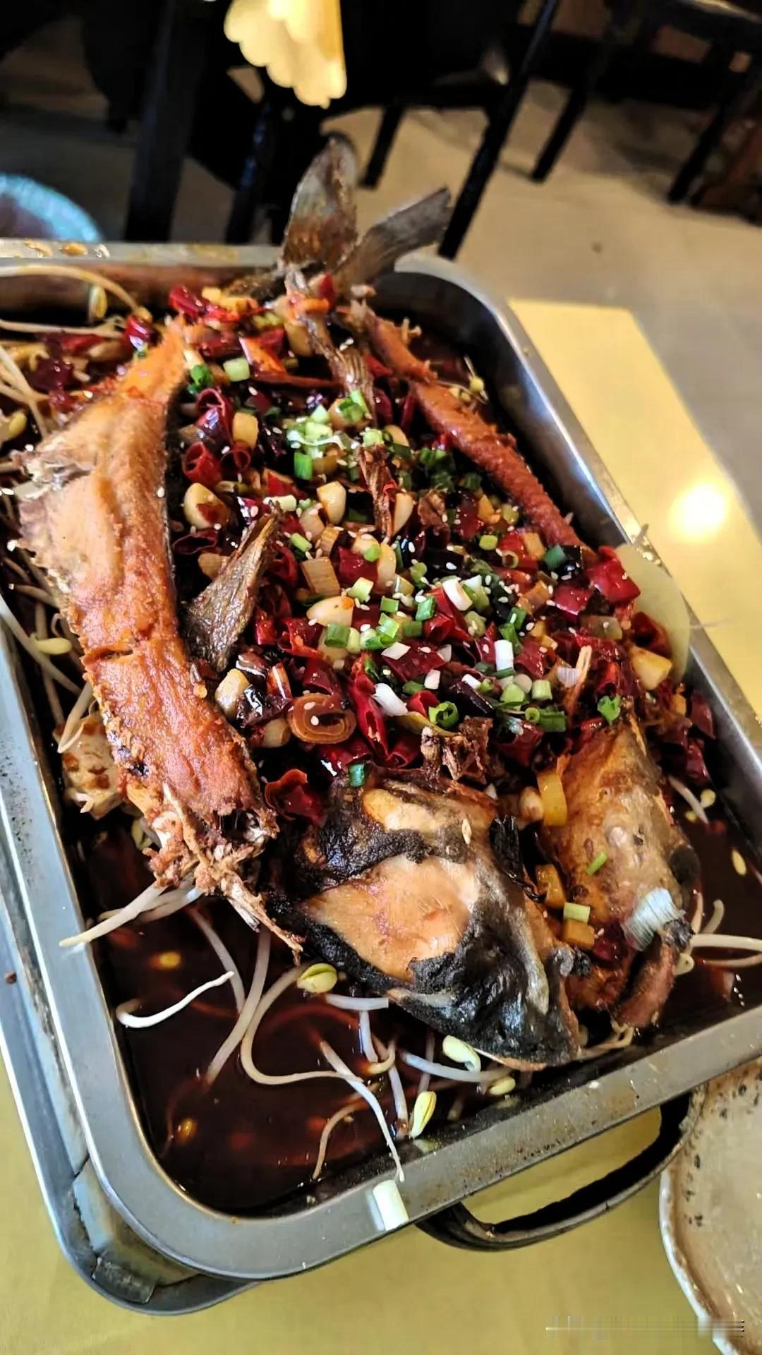 这道热气腾腾的烤鱼一上桌，整间屋子都被浓郁的香气唤醒。

红辣椒与葱花交织出热情