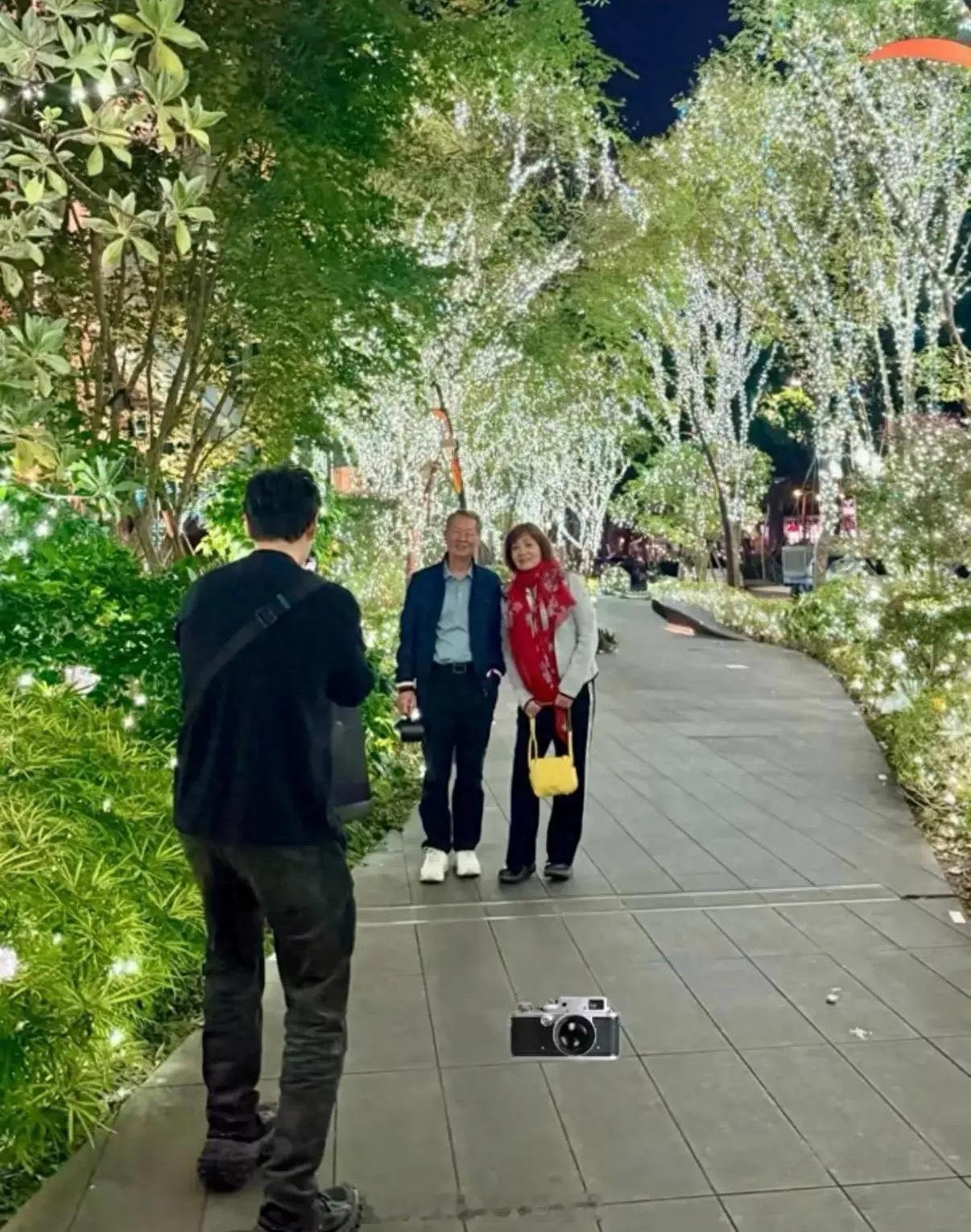 陈乔恩带老公和父母聚餐，Alan负责给岳父岳母拍照，妥妥的好女婿照片里，一家人在