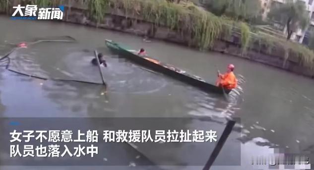 萧山，辅警奋力将落水女子救起，没想到却遭到她一脚踹下河！辅警表示：“她踢到了我的