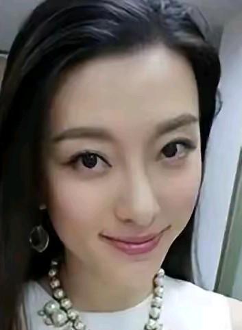 闺蜜是李雨桐的朋友，说到李雨桐说薛之谦的那些事情及提到胡彦兵还说到薛之谦说张杰唱