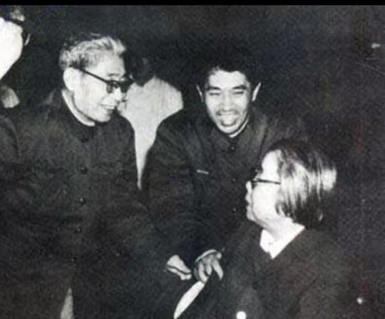 1980年，曾经与周总理一起在法国勤工俭学的总政治部副主任傅钟上将，在会议期间亲