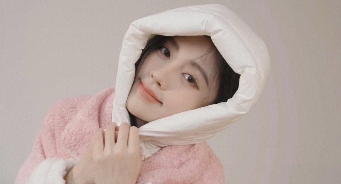 鞠婧祎 jjy鞠婧祎阿黛 "我执笔卷写你的青春，远方的光与月亮星辰作伴"