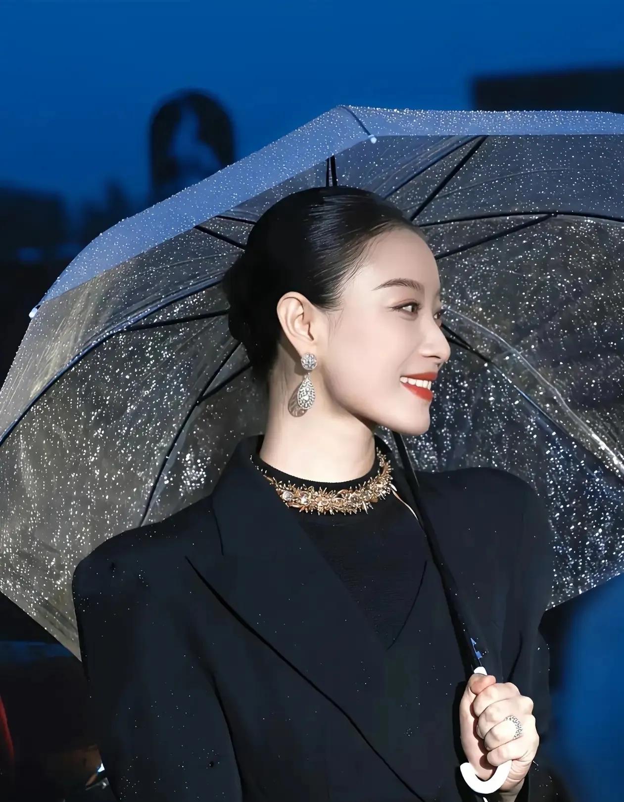不得不说，倪妮太懂氛围感了！
雨夜撑伞出场，黑西装造型干练贵气，妆容明艳，笑容舒