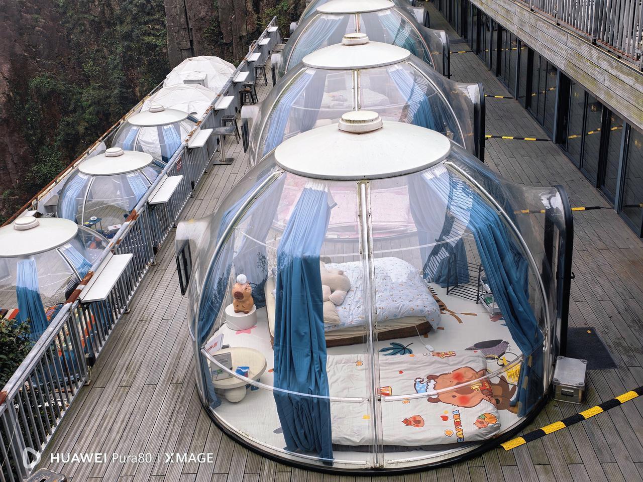 五指峰的云端泡泡屋，有人叫它星空房、透明帐篷，因为它全透明的穹顶设计，夜晚能躺着