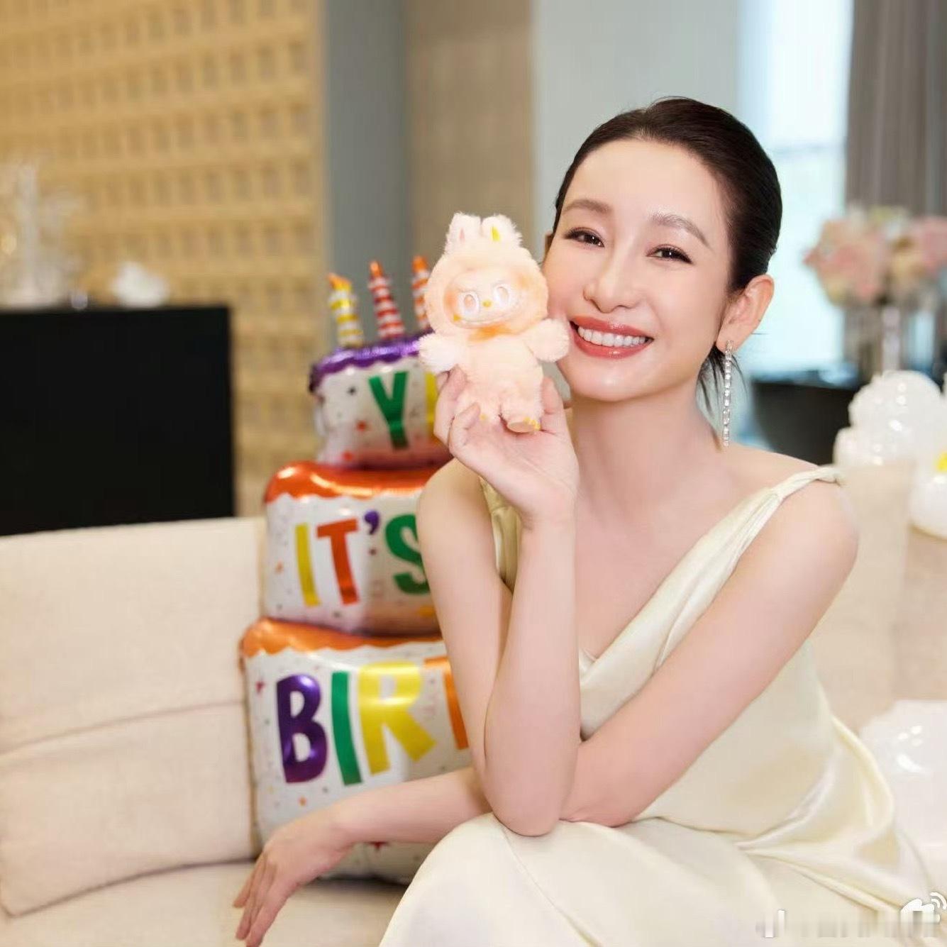 秦海璐手握labubu秦海璐过生日玩出新花样，开启“万物皆可生日蛋糕”模式，主打