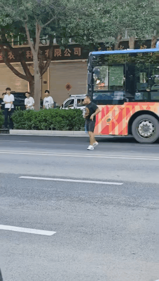 近日某地一男子光天化日碰瓷公交车！嚣张的底气，就是犯错成本太低，真的越看越气愤！