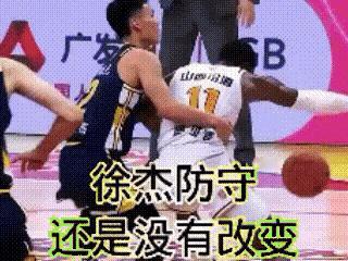 徐杰“搂抱”式防守为何“屡教不改”？6大原因：

1、不得不搂，本意是不想搂，但