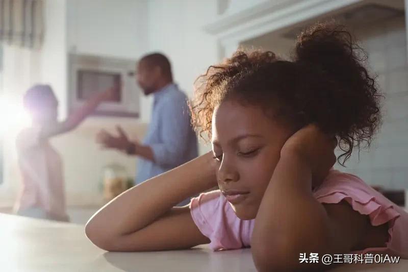 女人背叛家庭，失去的可太多了。
社交口碑和社会信用首当其冲。一旦事情败露，多年积