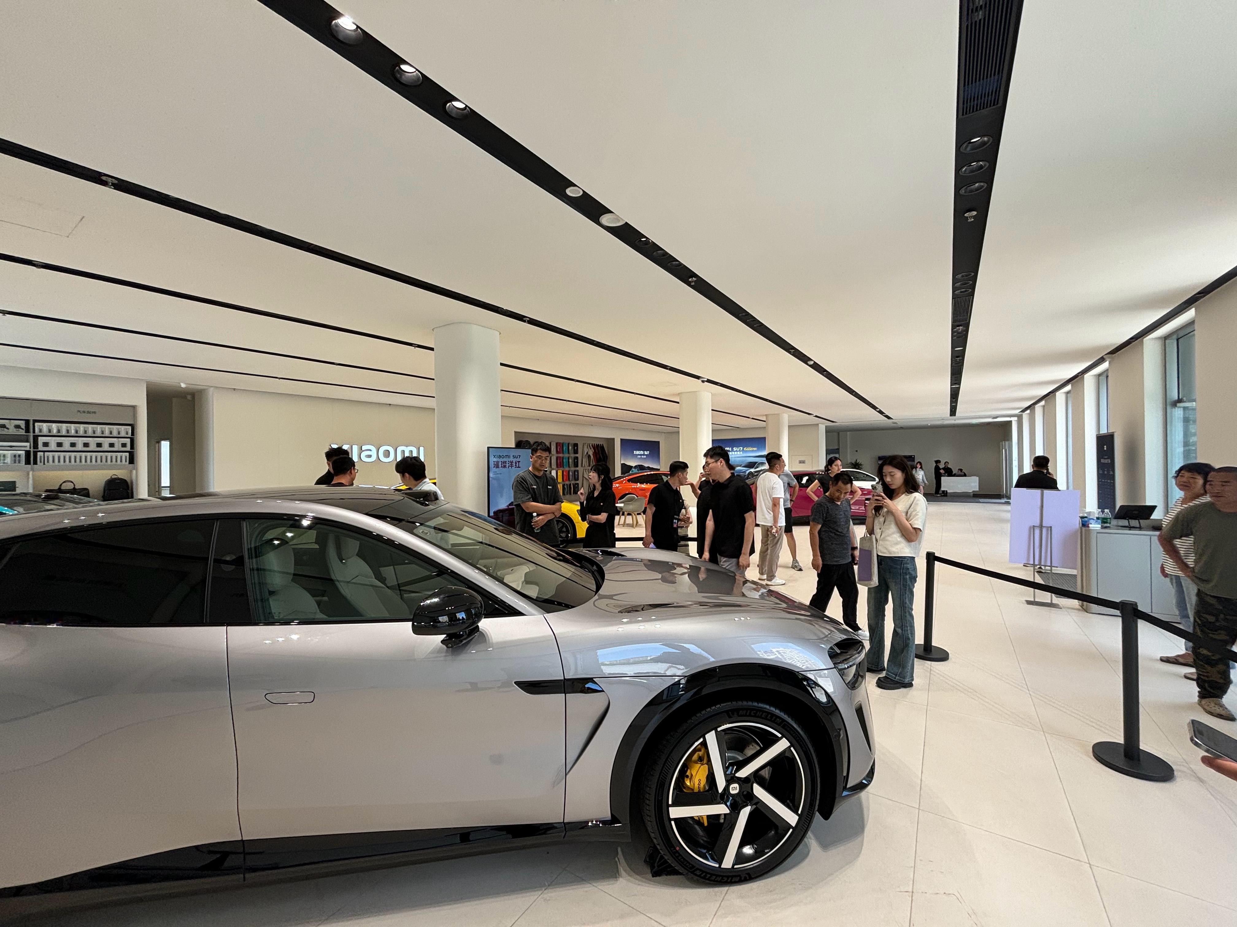 小米YU7进店，特地来看看，这个钛金属色着实好看。还没正式上市都这么多人来看，很