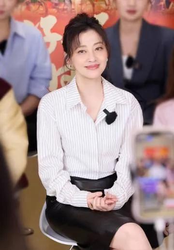 被梅婷的气质狠狠拿捏！✨条纹衬衫温柔大气，黑色皮裙增添酷飒，刚柔并济。这满满的松