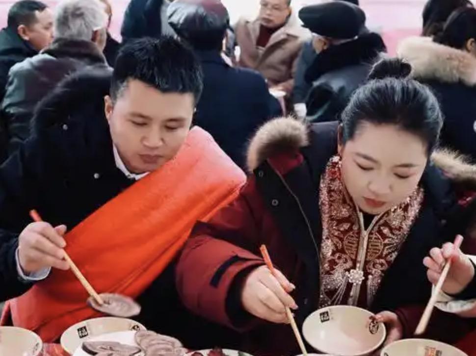 结婚当天问男方多要钱的我见过很多，可给男方退钱的我还是第一次见！
这起事件发生在