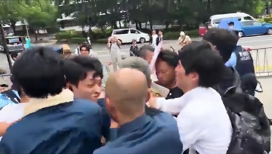 活该！一名精日台湾男子举着 "我欢迎日本再次侵华" 的牌子，头上还披着乌克兰国旗